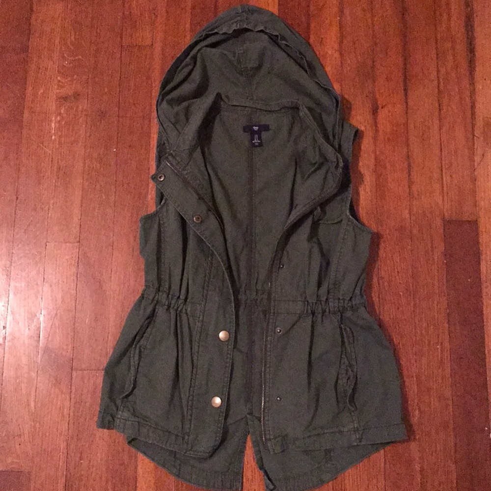 Hooded cargo vest